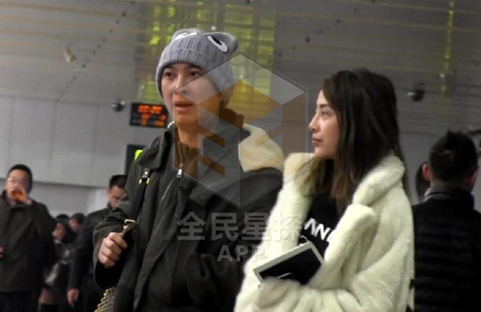 王思聪开豪车到户部巷吃小吃 身边妹子又换了