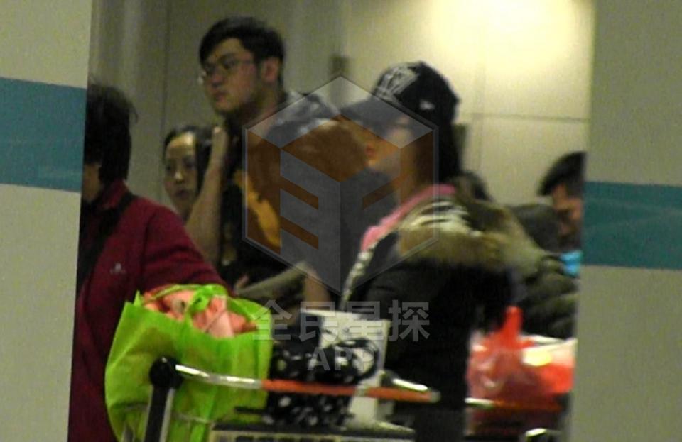 王思聪开豪车到户部巷吃小吃 身边妹子又换了