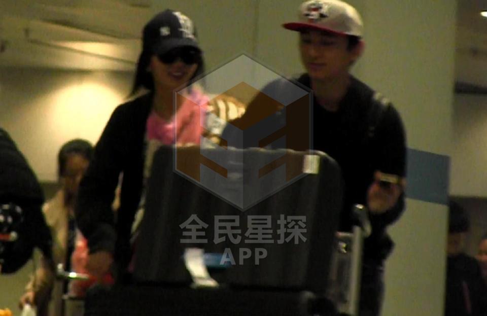 王思聪开豪车到户部巷吃小吃 身边妹子又换了