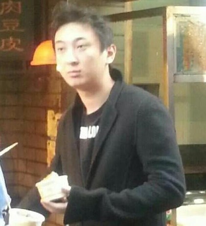 王思聪开豪车到户部巷吃小吃 身边妹子又换了