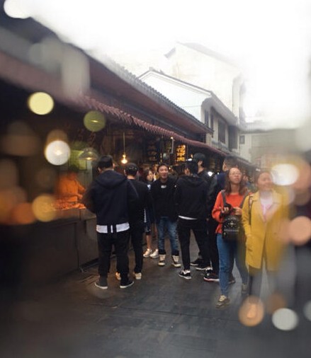 王思聪开豪车到户部巷吃小吃 身边妹子又换了