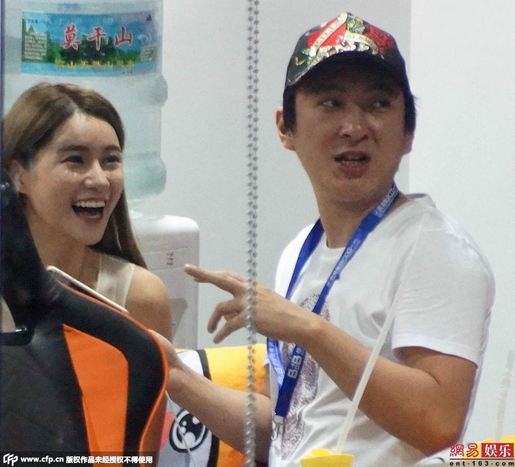王思聪开豪车到户部巷吃小吃 身边妹子又换了