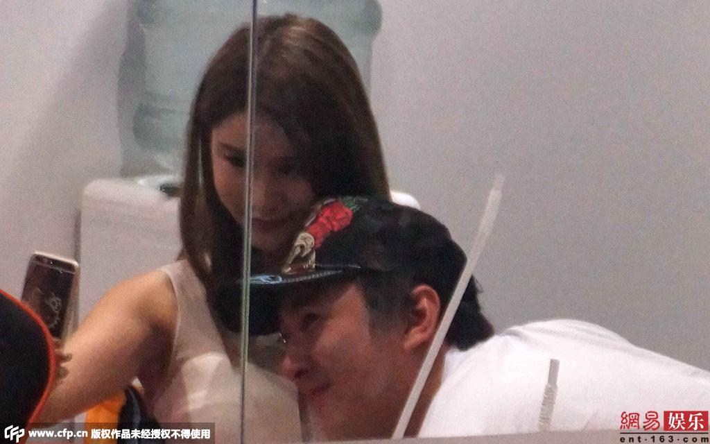 王思聪开豪车到户部巷吃小吃 身边妹子又换了
