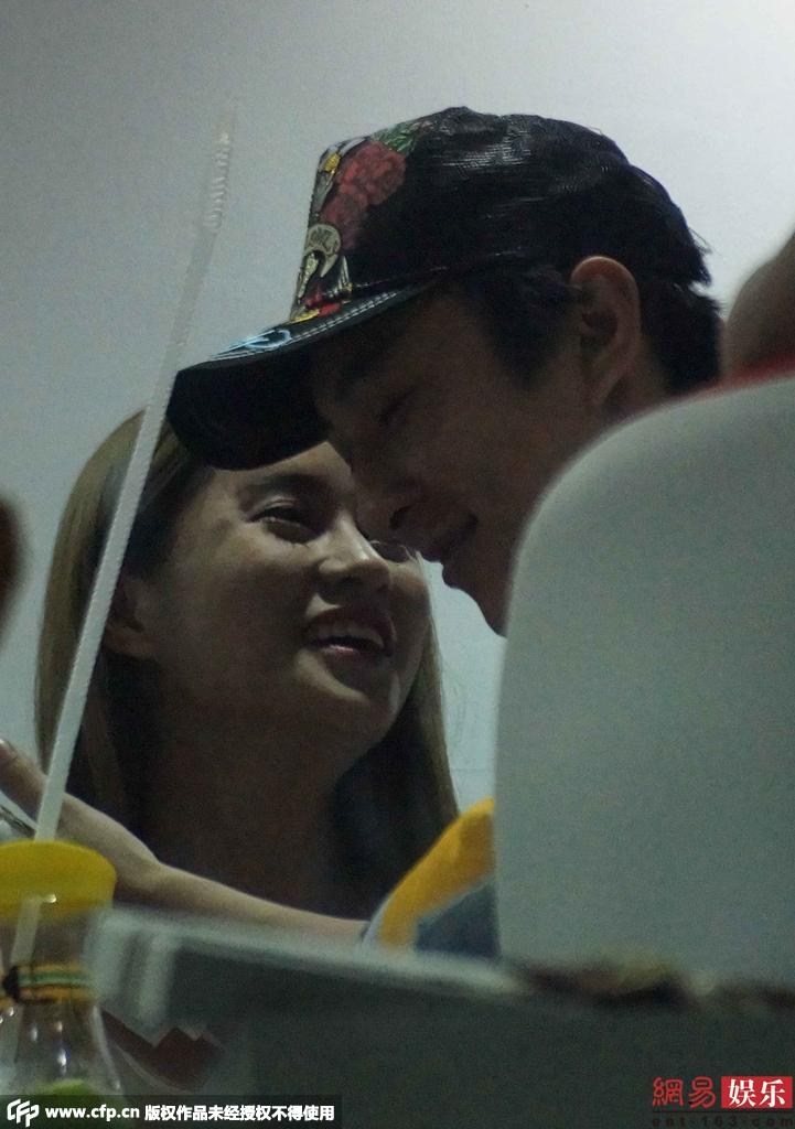 王思聪开豪车到户部巷吃小吃 身边妹子又换了