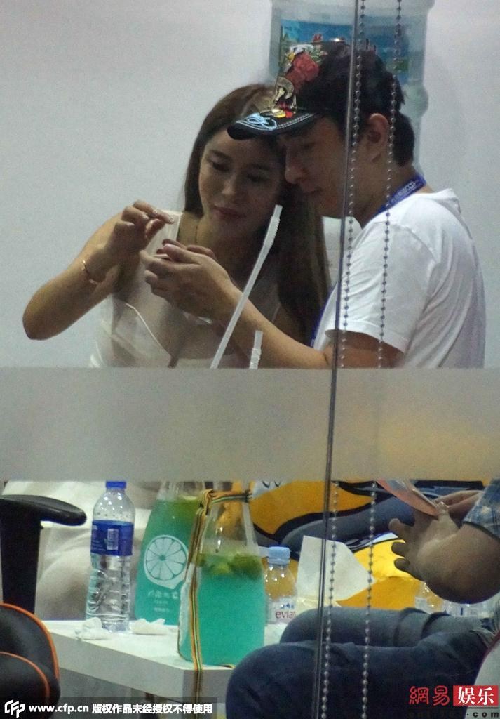 王思聪开豪车到户部巷吃小吃 身边妹子又换了