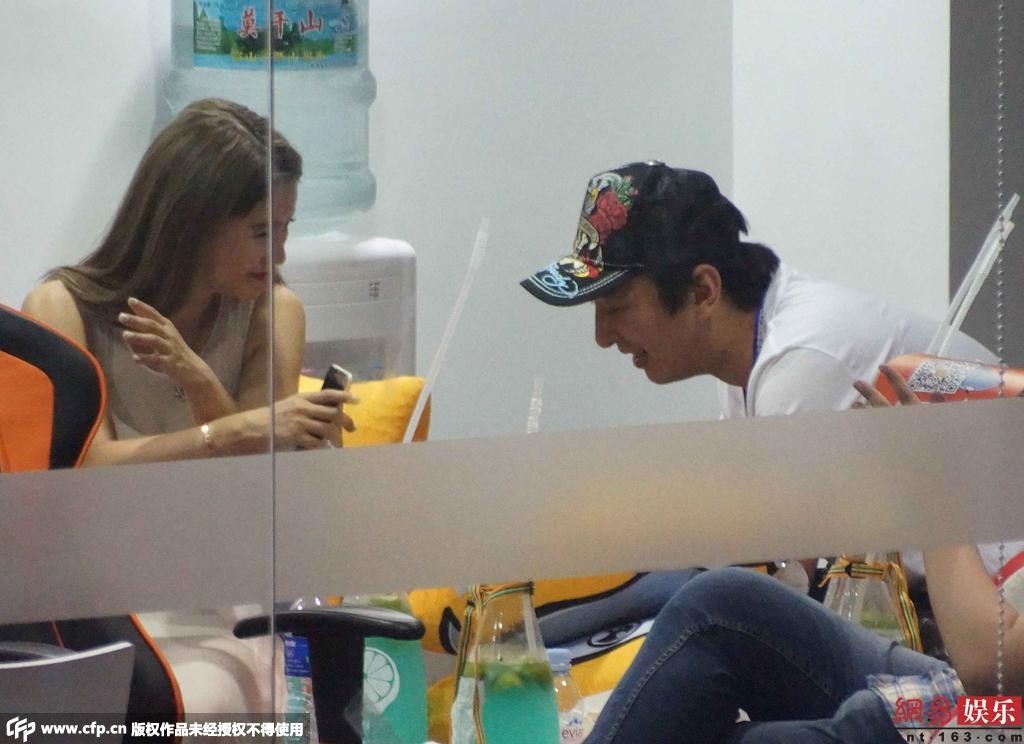 王思聪开豪车到户部巷吃小吃 身边妹子又换了