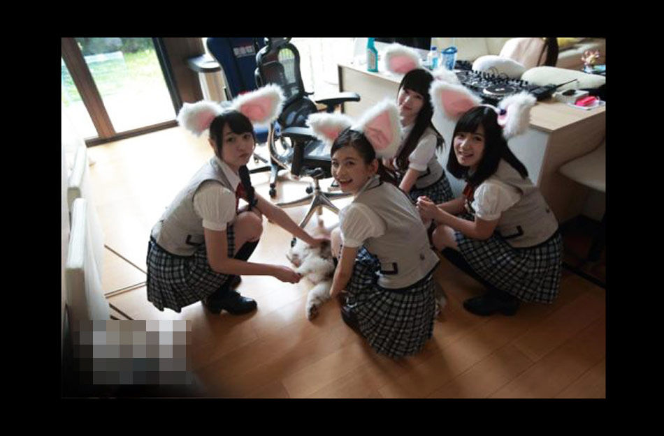 王思聪开豪车到户部巷吃小吃 身边妹子又换了