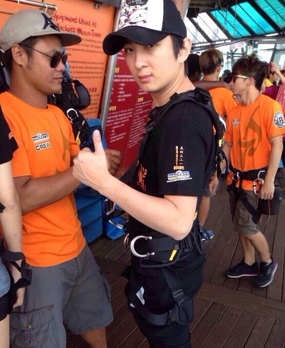 王思聪开豪车到户部巷吃小吃 身边妹子又换了