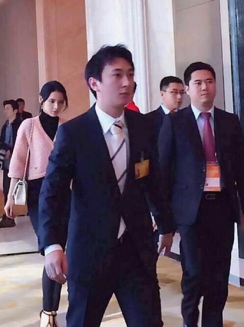 王思聪开豪车到户部巷吃小吃 身边妹子又换了