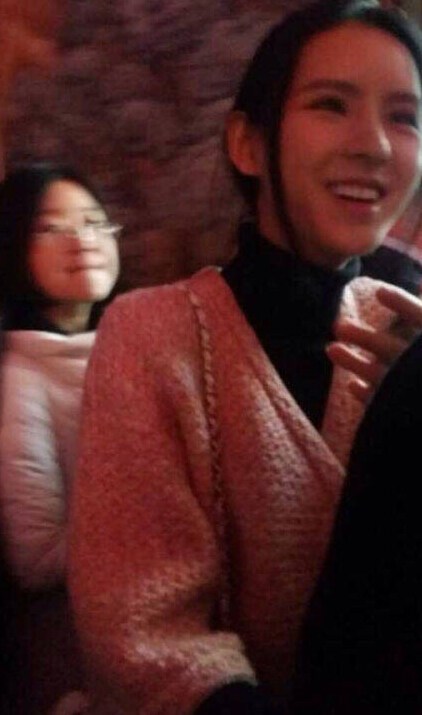 王思聪开豪车到户部巷吃小吃 身边妹子又换了
