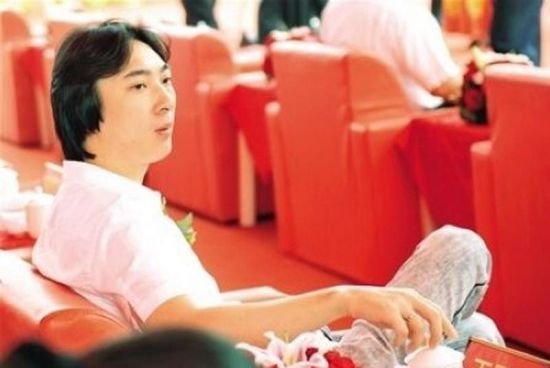 王思聪开豪车到户部巷吃小吃 身边妹子又换了