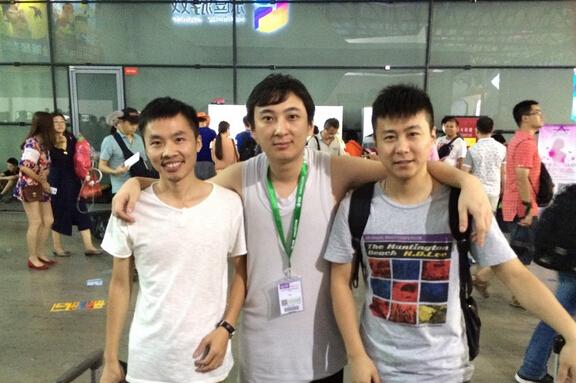 王思聪开豪车到户部巷吃小吃 身边妹子又换了
