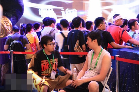 王思聪开豪车到户部巷吃小吃 身边妹子又换了