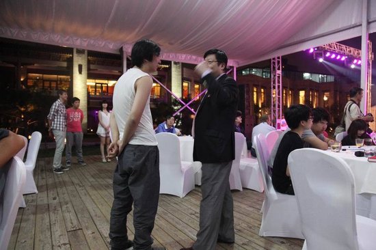 王思聪开豪车到户部巷吃小吃 身边妹子又换了
