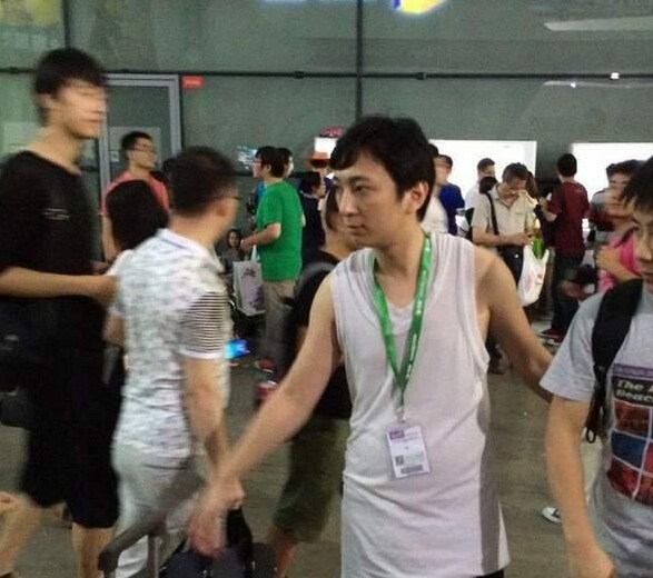王思聪开豪车到户部巷吃小吃 身边妹子又换了