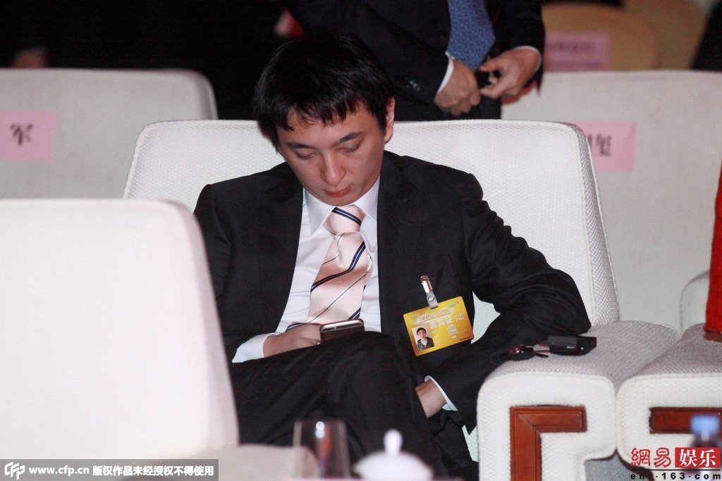 王思聪开豪车到户部巷吃小吃 身边妹子又换了