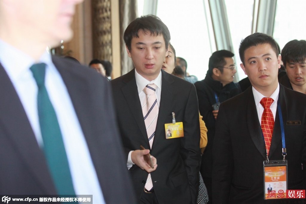 王思聪开豪车到户部巷吃小吃 身边妹子又换了