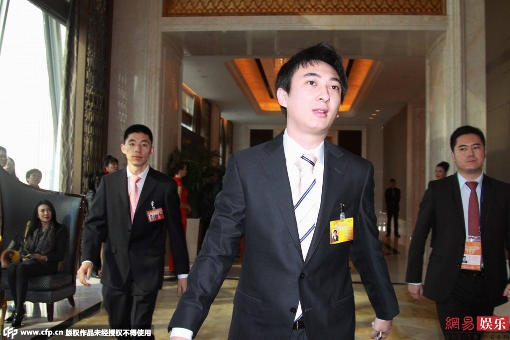 王思聪开豪车到户部巷吃小吃 身边妹子又换了