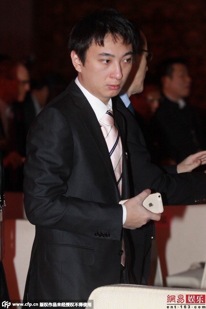 王思聪开豪车到户部巷吃小吃 身边妹子又换了
