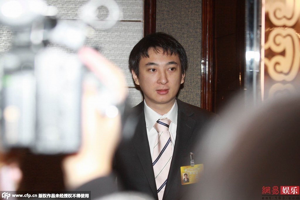 王思聪开豪车到户部巷吃小吃 身边妹子又换了