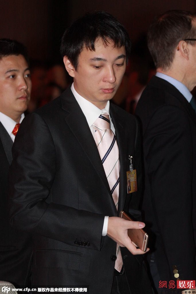 王思聪开豪车到户部巷吃小吃 身边妹子又换了