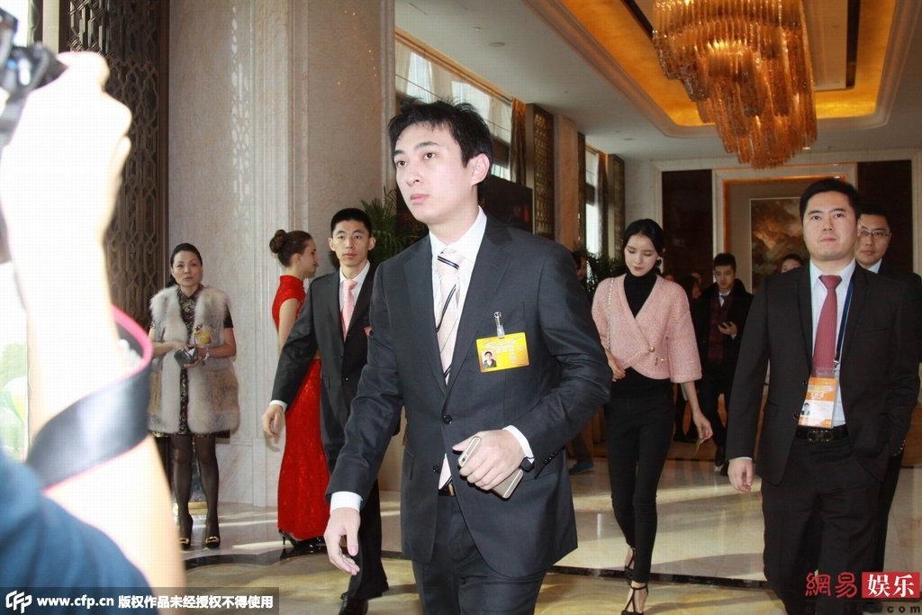 王思聪开豪车到户部巷吃小吃 身边妹子又换了