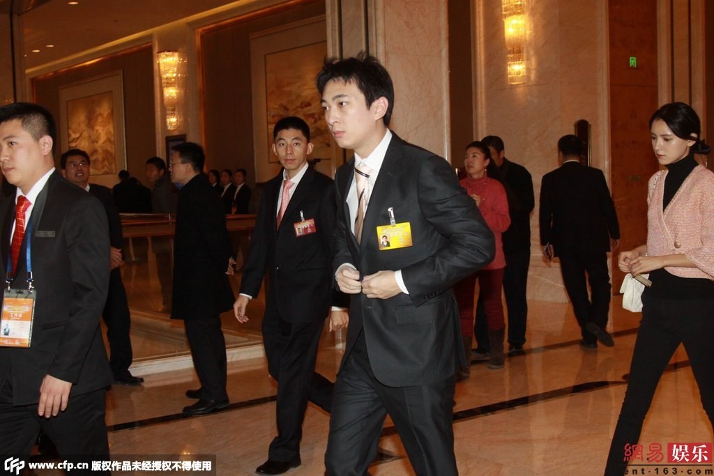 王思聪开豪车到户部巷吃小吃 身边妹子又换了