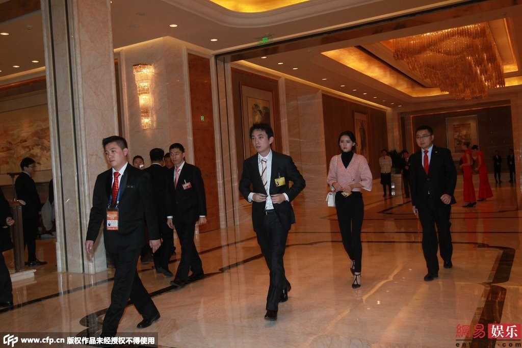 王思聪开豪车到户部巷吃小吃 身边妹子又换了
