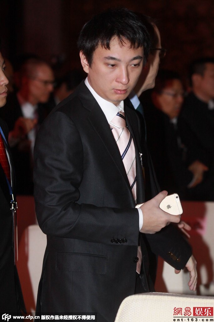 王思聪开豪车到户部巷吃小吃 身边妹子又换了