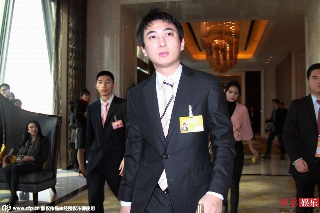 王思聪开豪车到户部巷吃小吃 身边妹子又换了
