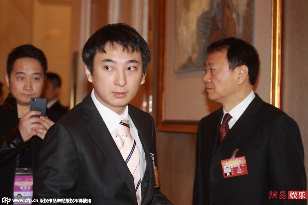 王思聪开豪车到户部巷吃小吃 身边妹子又换了