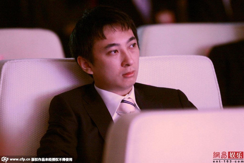 王思聪开豪车到户部巷吃小吃 身边妹子又换了