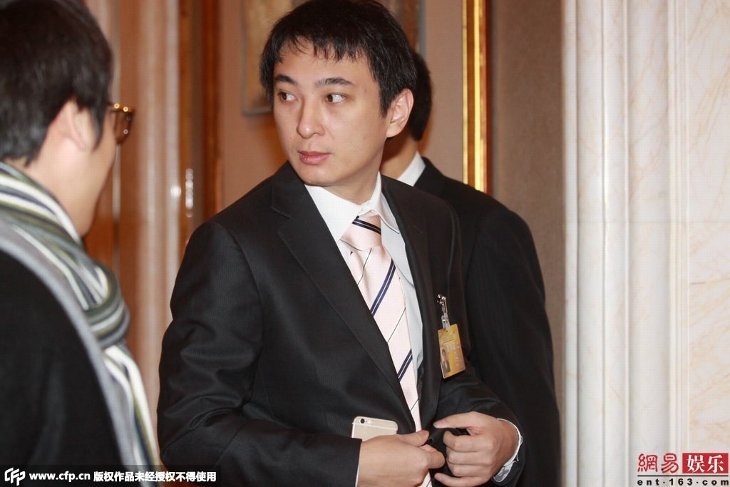 王思聪开豪车到户部巷吃小吃 身边妹子又换了
