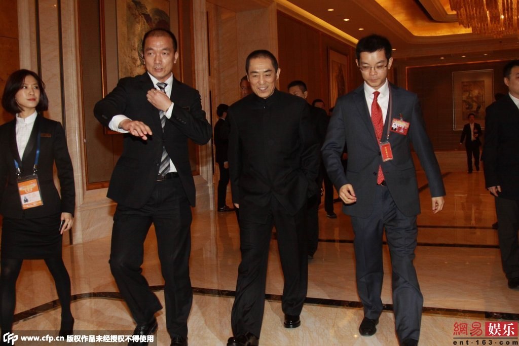 王思聪开豪车到户部巷吃小吃 身边妹子又换了