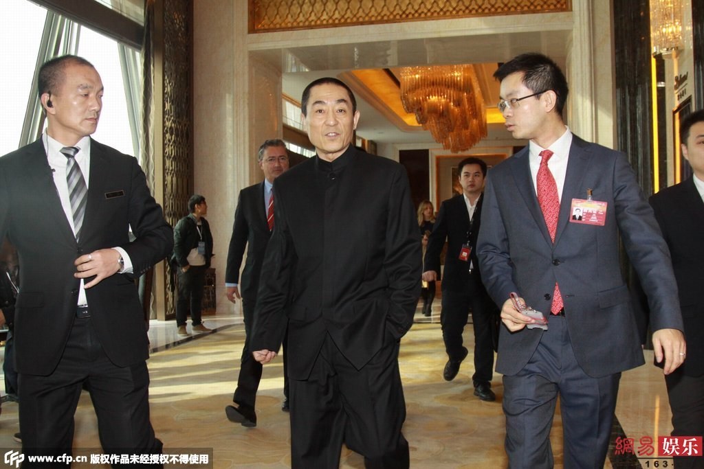 王思聪开豪车到户部巷吃小吃 身边妹子又换了