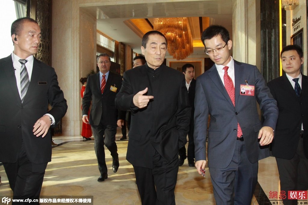王思聪开豪车到户部巷吃小吃 身边妹子又换了
