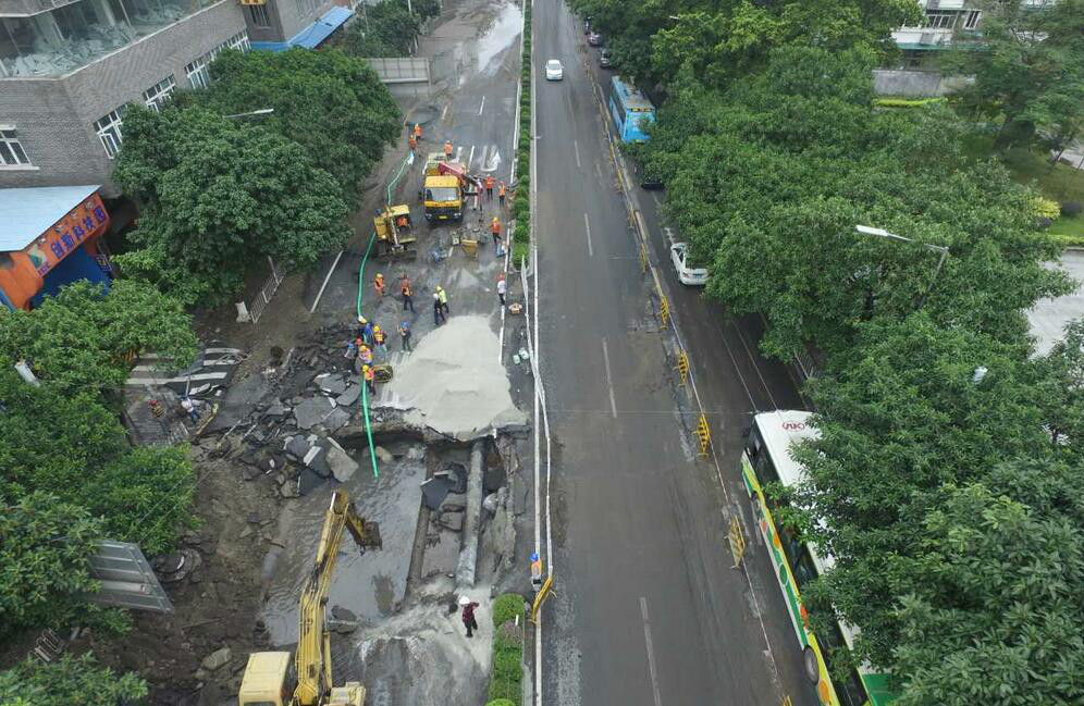 广州路面塌陷现10米大坑大水浸街地下车库被淹