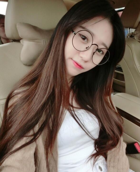 留英校花网晒生活照 长相清纯长腿迷人