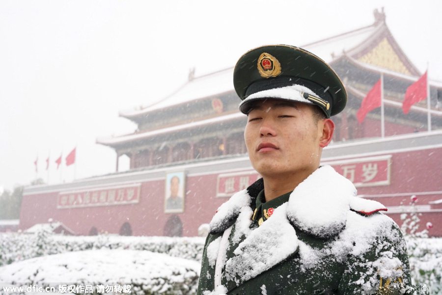 哨兵零下30度冰堆站岗满面冰霜如白眉大侠