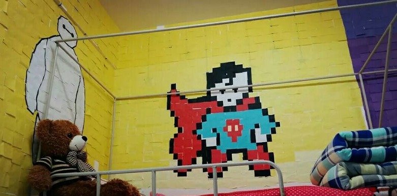 高校女生搞怪宿舍 便利贴变身超级英雄