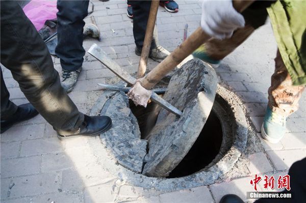 小狗掉进水井 市民合力掘井救出