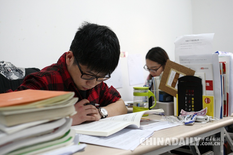 考研23天倒计时学子们奋力冲刺