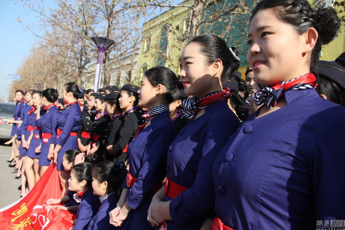 山东百余女生寒冬露大腿穿空乘制服拍合影