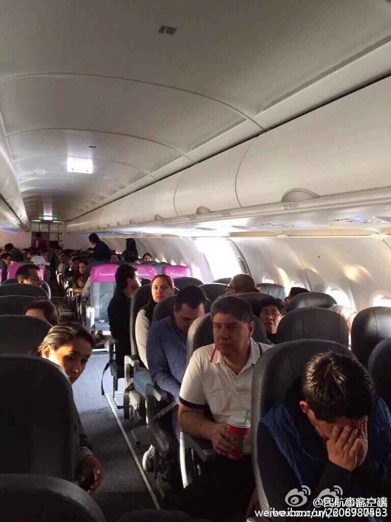 一乘客大喊飞机有炸弹 打开舱门从机翼跳下