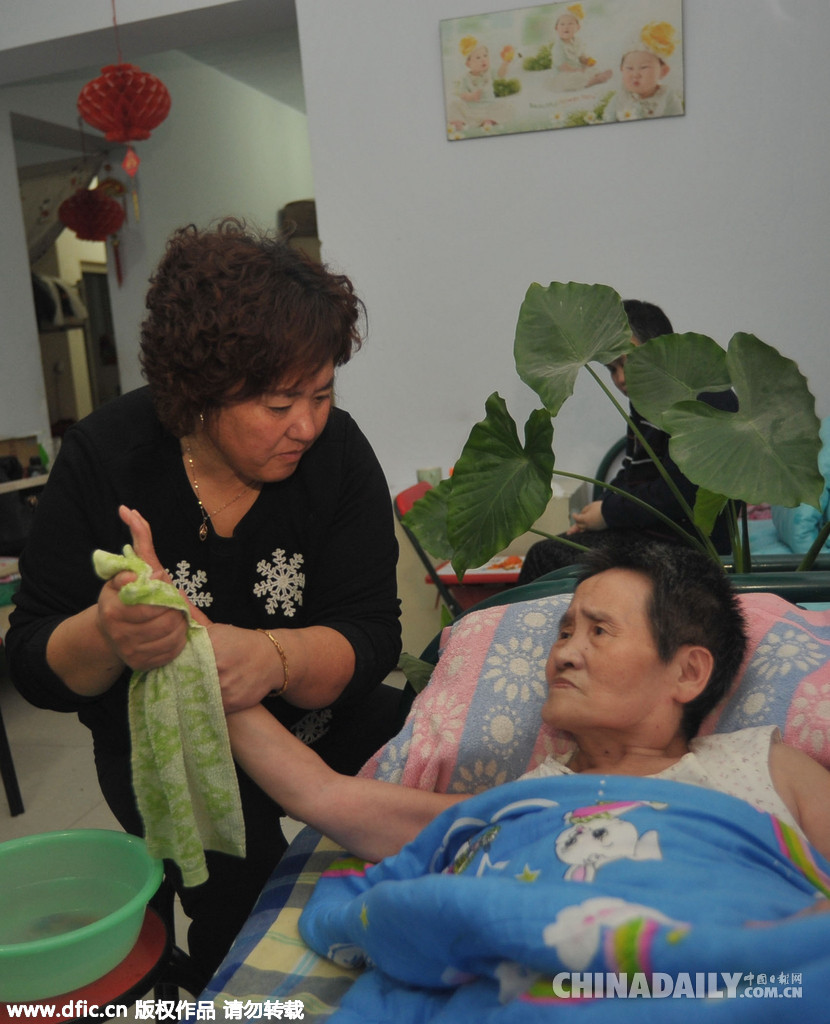 大爱护工“捡”来瘫痪老人当“爹妈”