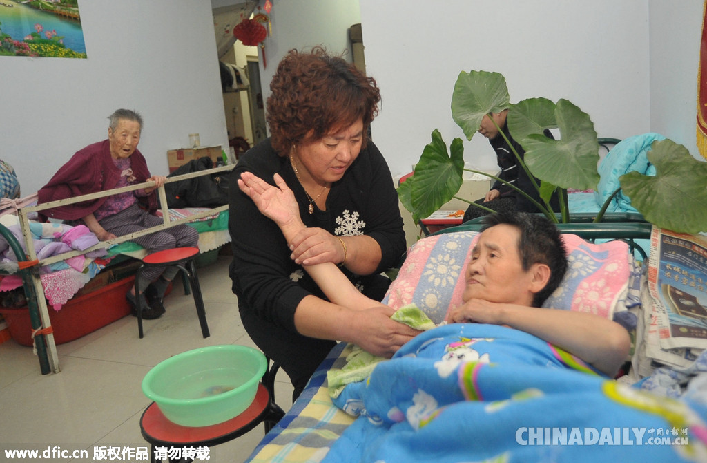 大爱护工“捡”来瘫痪老人当“爹妈”