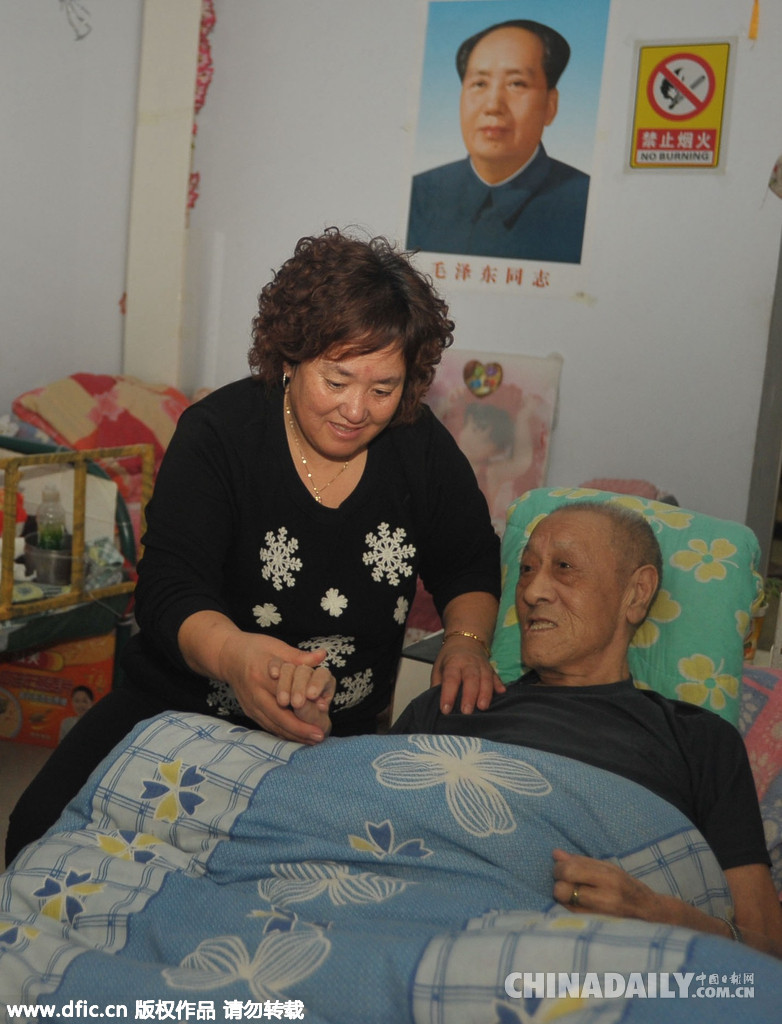 大爱护工“捡”来瘫痪老人当“爹妈”