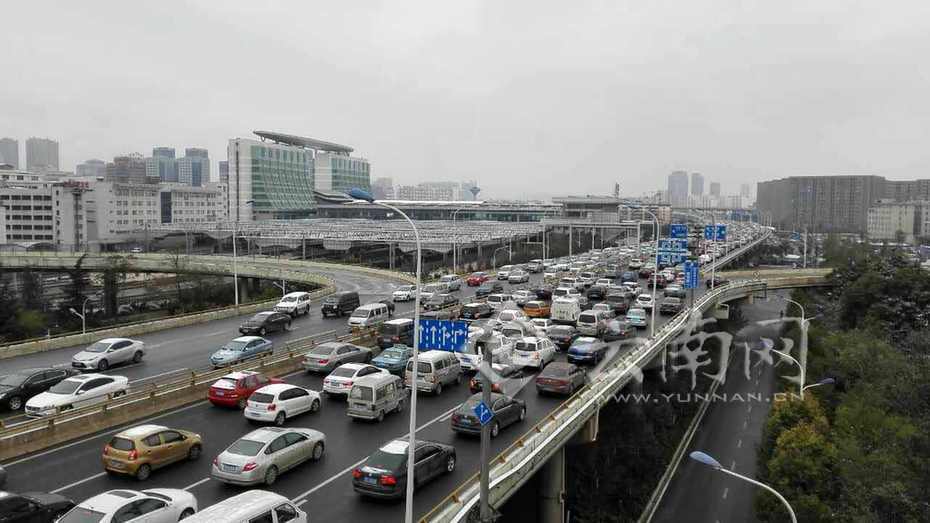 昆明二环高架发生多起交通事故致大面积拥堵