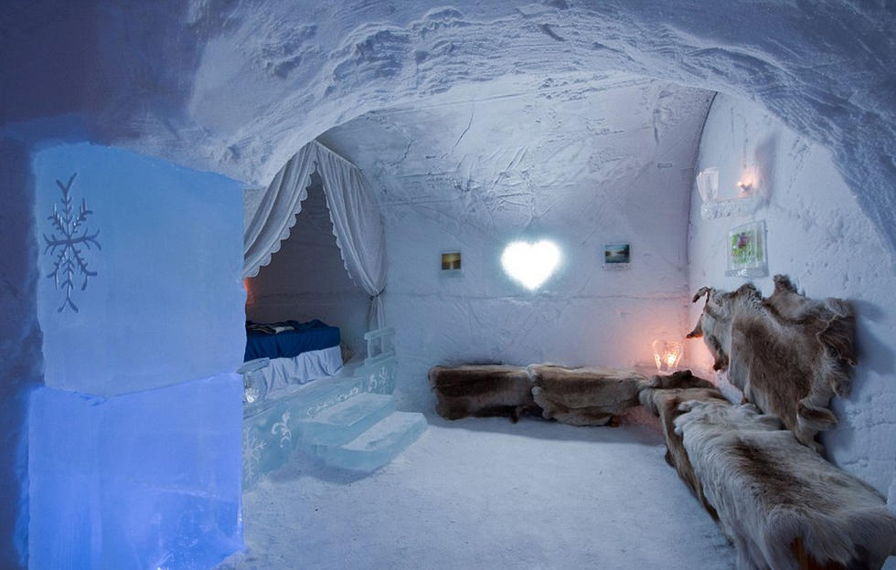 探秘世界最酷"冰旅馆"睡冰块裹兽皮