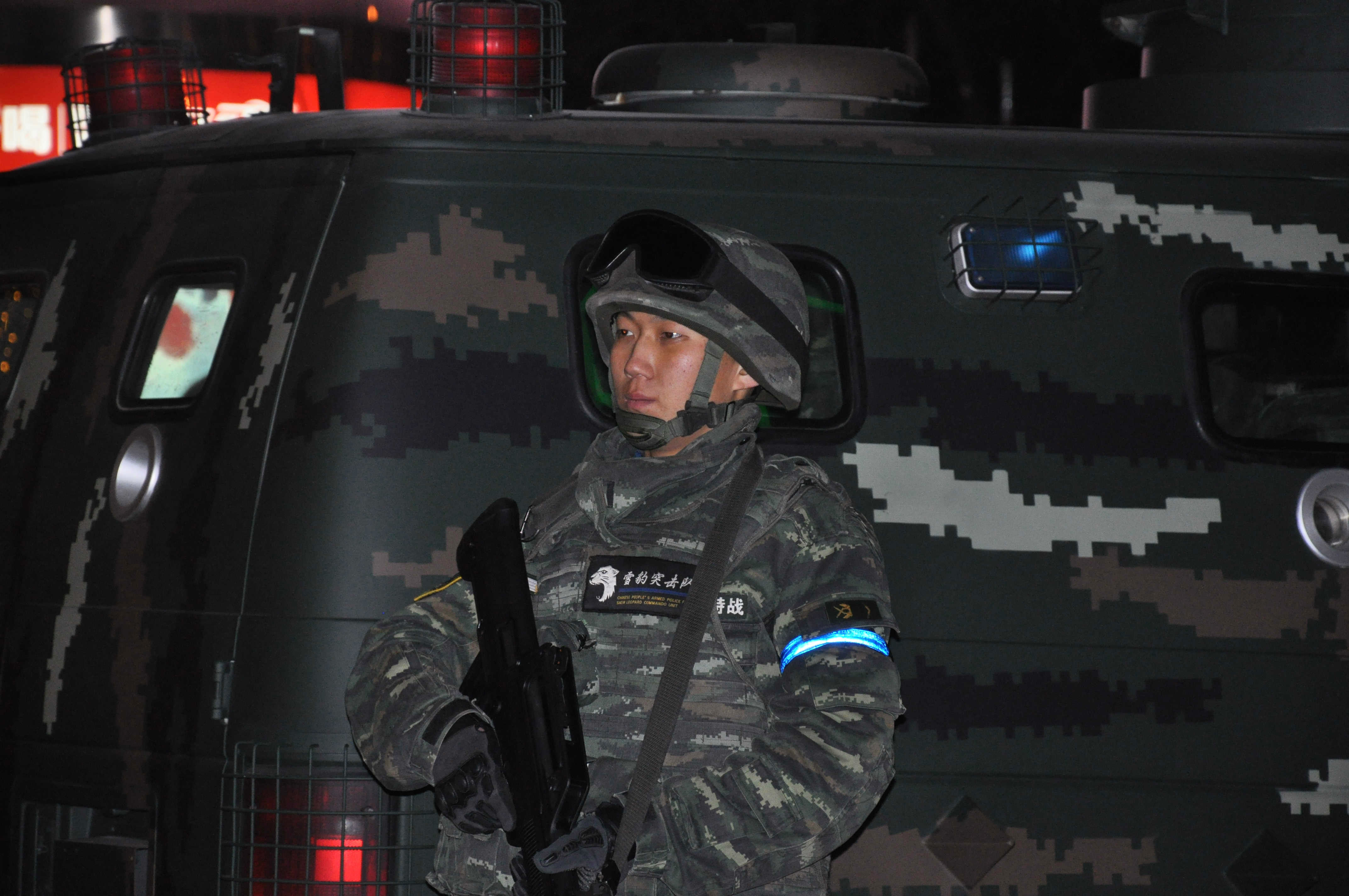 雪豹突击队进驻北京三里屯力保平安夜组图